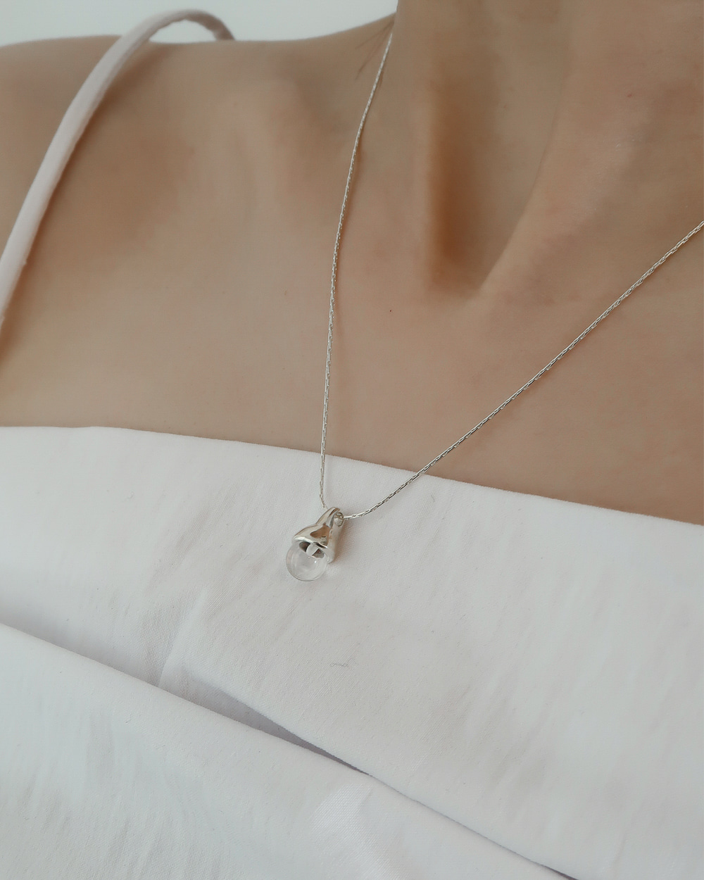 Drop line Necklace (white crystal)