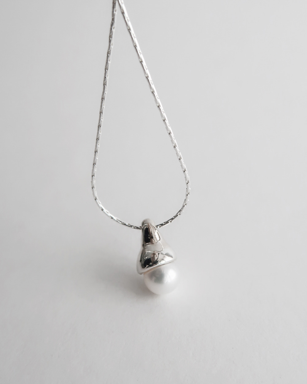 Drop line Necklace (pearl)